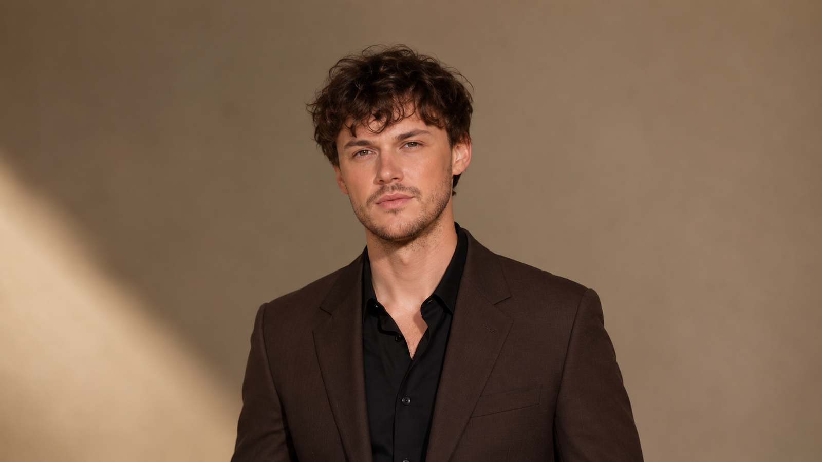 Christopher Briney Height – Revealing the Star’s True Stature and On-Screen Presence